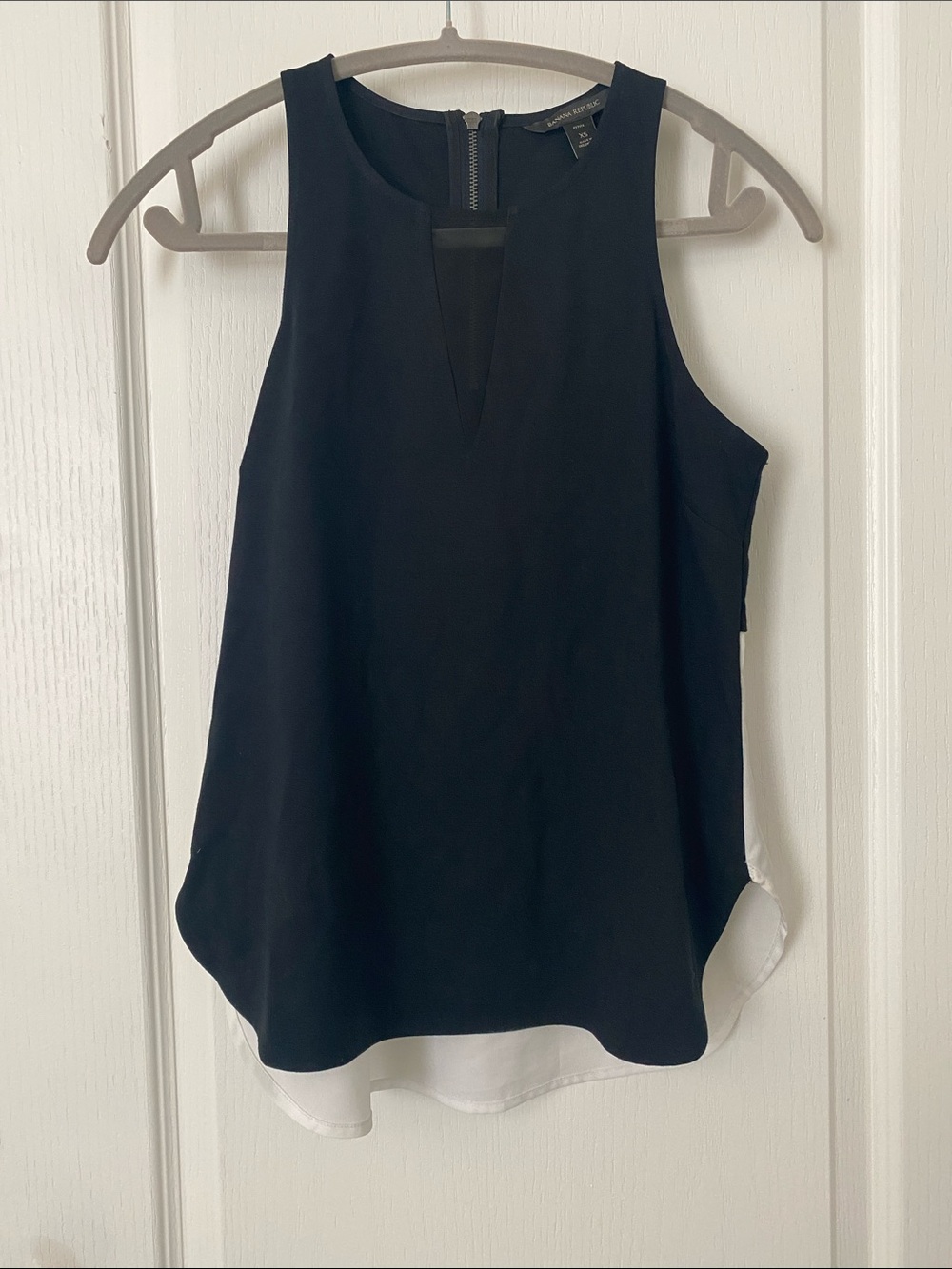 Banana Republic Petites Sleeveless V-Neck (XSP)